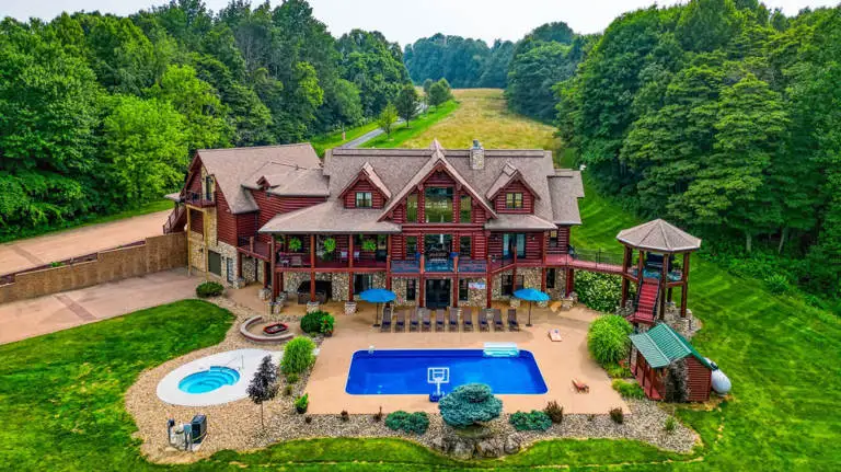 Hocking Hills Luxury Lodge 1